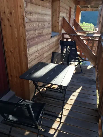 Grand balcon avec mobilier d'extérieur