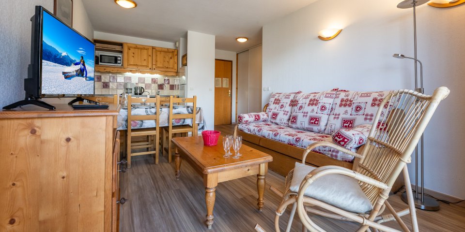 Vue du sa;on vers le coin cuisine