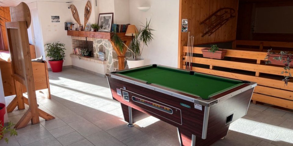Salle détente avec billard, bibliothèque 
