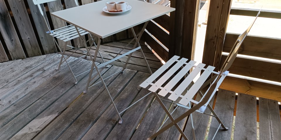 Balcon avec table et chaises