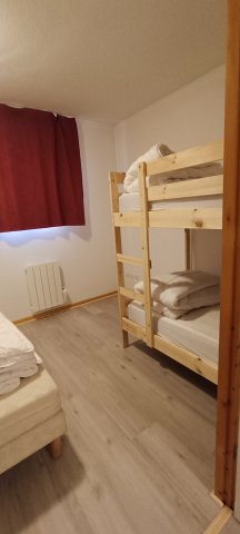 Chambre avec un lit double et deux lits superposés