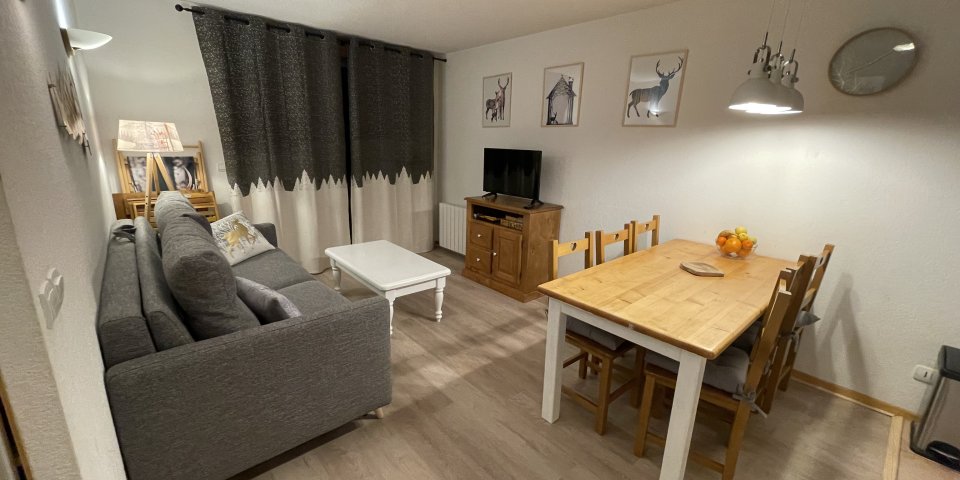 Salon  cosy et chaud, table 6 p