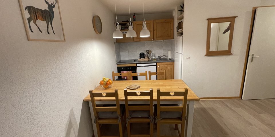 Vue sur table et cuisine