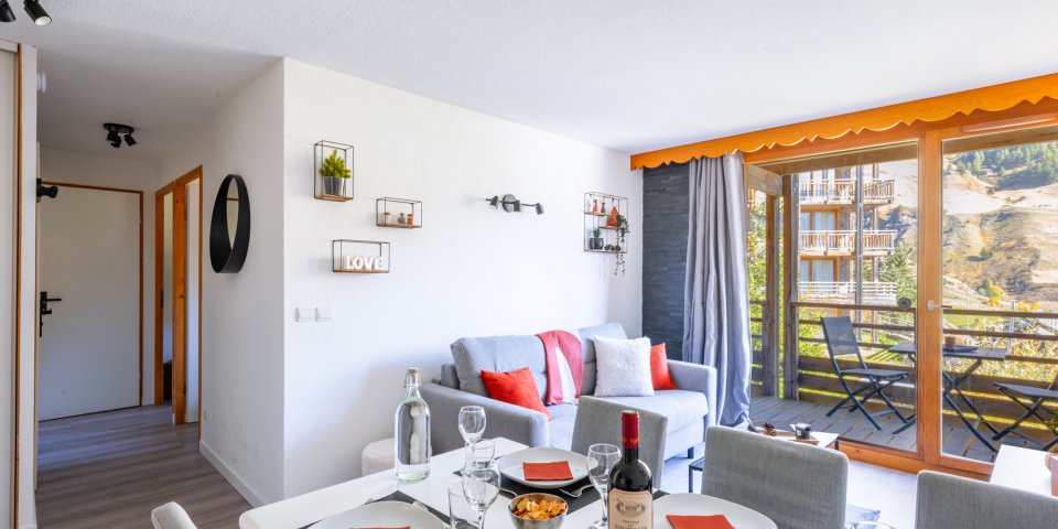 Vue salon-séjour-couloir