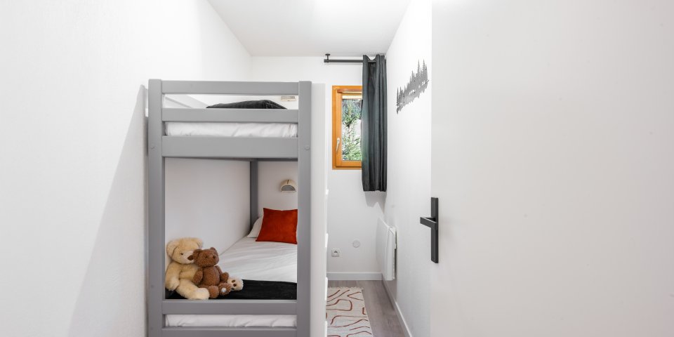 Vue entrée chambre lits superposés