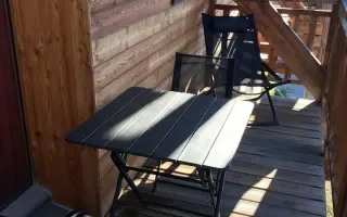 Grand balcon avec mobilier d'extérieur