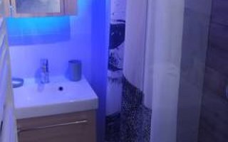 salle de douche avec WC et lave-linge