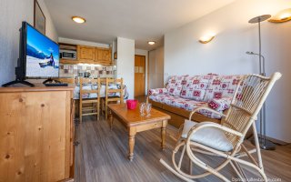Vue du sa;on vers le coin cuisine