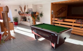 Salle détente avec billard, bibliothèque 