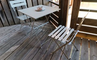 Balcon avec table et chaises