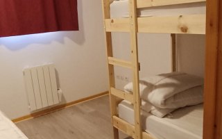 Chambre avec un lit double et deux lits superposés