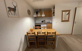 Vue sur table et cuisine