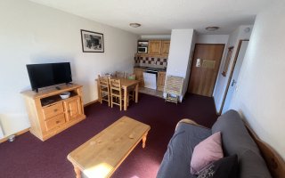 Découvrez ce charmant appartement 2 pièces comprenant une chambre avec lit double et grand placard. La pièce de vie spacieuse dispose d'un canapé convertible et d'une cuisine entièrement équipée. Vous apprécierez les toilettes séparées et la salle de bain avec baignoire, offrant tout le confort nécessaire pour un séjour agréable.