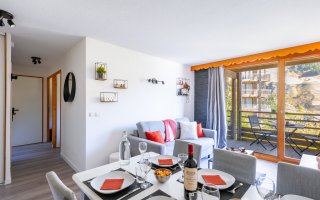 Vue salon-séjour-couloir