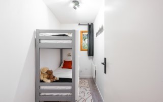 Vue entrée chambre lits superposés
