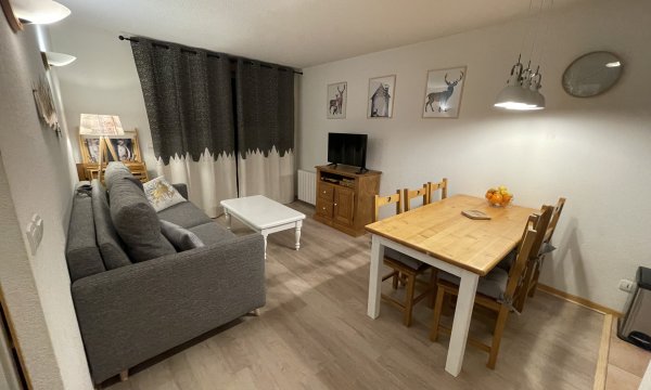 Salon cosy et chaud, table 6 p